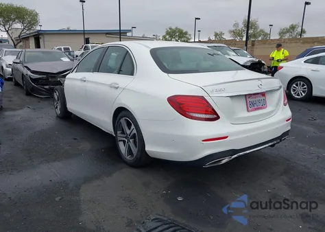 2020 Mercedes-Benz E 350 z USA, uszkodzony, nr VIN WDDZF8DB4LA745452